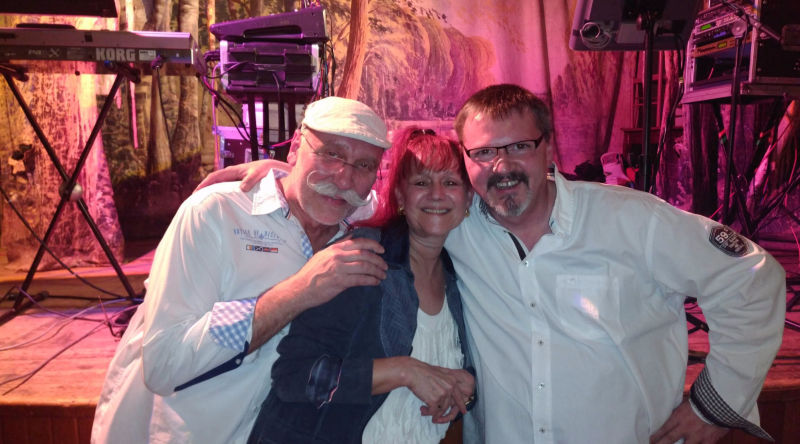 Musikus mit Band in Schmerz